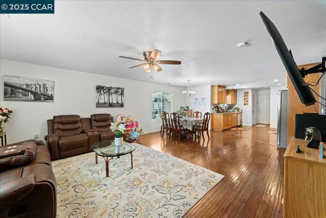 4825 San Pablo Dam Rd, El Sobrante CA: https://media.crmls.org/mediaz/cd091a10-01a7-4723-acdf-20fa9f41c589.jpg