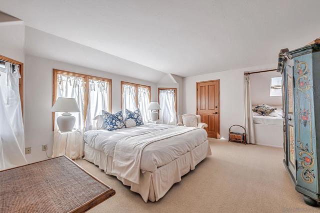 2210 Avenida De La Playa, La Jolla CA: https://media.crmls.org/mediaz/cd0920fb-7a87-46b5-bc20-849ae048d12c.jpg