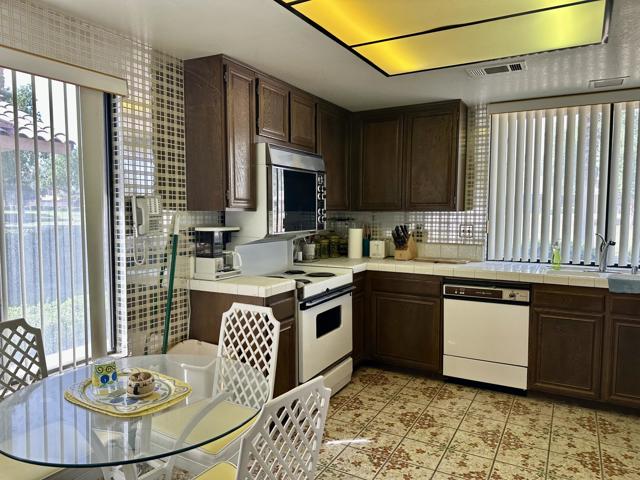 316 S Sierra Madre, Palm Desert CA: https://media.crmls.org/mediaz/cd0a625c-059f-4eb1-aa4e-8c91933aed0e.jpg