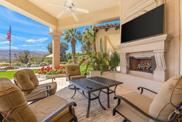 4 Terra Vista Court, Rancho Mirage CA: https://media.crmls.org/mediaz/cd0aa049-b176-4b37-9f43-062f65cd87e3.jpg