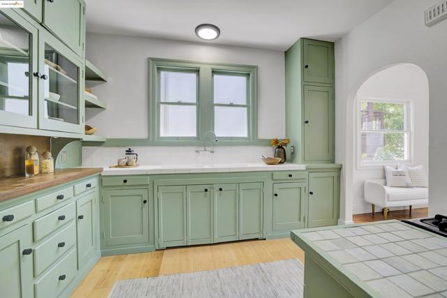 1133 Norwood Ave, Oakland CA: https://media.crmls.org/mediaz/cd0ae42a-d7fe-4bde-b4a5-465305092730.jpg