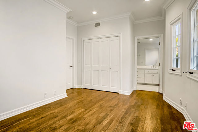 116 N Palm Drive, Beverly Hills CA: https://media.crmls.org/mediaz/cd0b29e7-f5b7-4d0f-bb8c-3327f22952a1.jpg