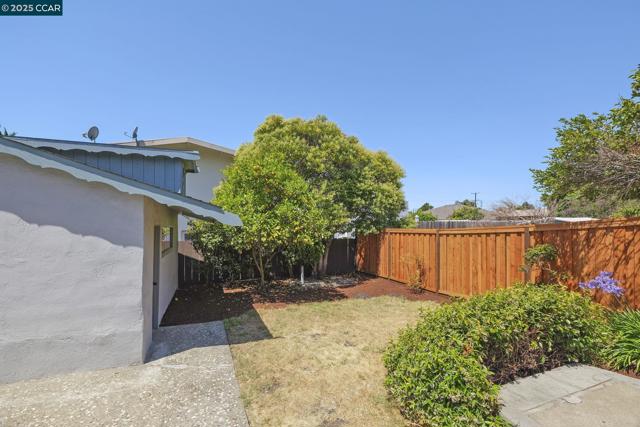 909 Elm St, El Cerrito CA: https://media.crmls.org/mediaz/cd0b8475-2071-4a53-b148-cf8038723e7c.jpg