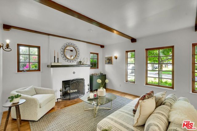 4300 Laurelgrove Avenue, Studio City CA: https://media.crmls.org/mediaz/cd0bdda8-f0b5-4499-a131-baa6c68525d6.jpg