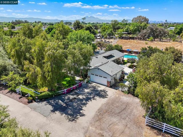 91 Lozoya Way, Oakley CA: https://media.crmls.org/mediaz/cd0c20e3-a9b3-4993-98be-acee1feb01db.jpg