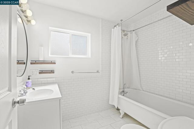 742 La Paloma Rd, El Sobrante CA: https://media.crmls.org/mediaz/cd0d295d-61b0-4d26-816f-8f8851b2a6f0.jpg