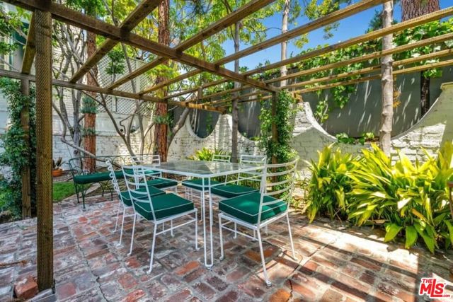 1416 Havenhurst Drive, West Hollywood CA: https://media.crmls.org/mediaz/cd0e312e-6a4a-4dd1-afcd-0685dab72b28.jpg