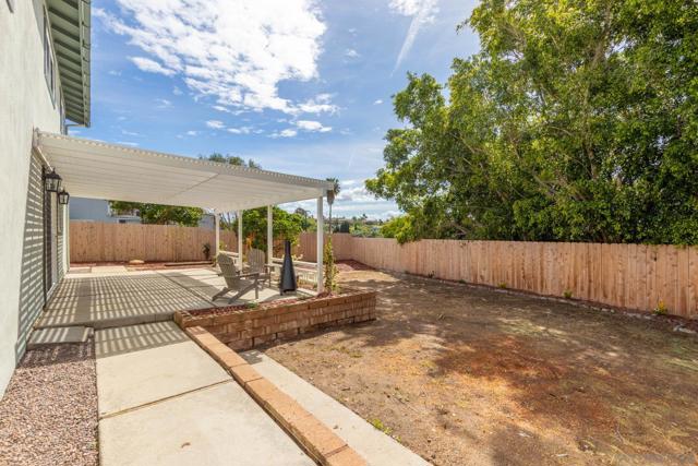 361 E Indian Rock Rd, Vista CA: https://media.crmls.org/mediaz/cd0fb898-3c2e-47b9-a1c3-fe48512d2bf4.jpg