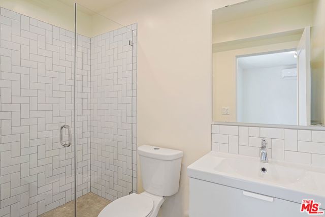 1166 S Cochran Avenue, Los Angeles CA: https://media.crmls.org/mediaz/cd1015fc-684c-4603-a016-b1175ca4fa34.jpg