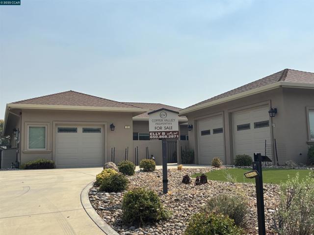 121 Blue Oak Ct, Copperopolis CA: https://media.crmls.org/mediaz/cd110651-7502-4e7c-8b5e-c0cd148a1d67.jpg