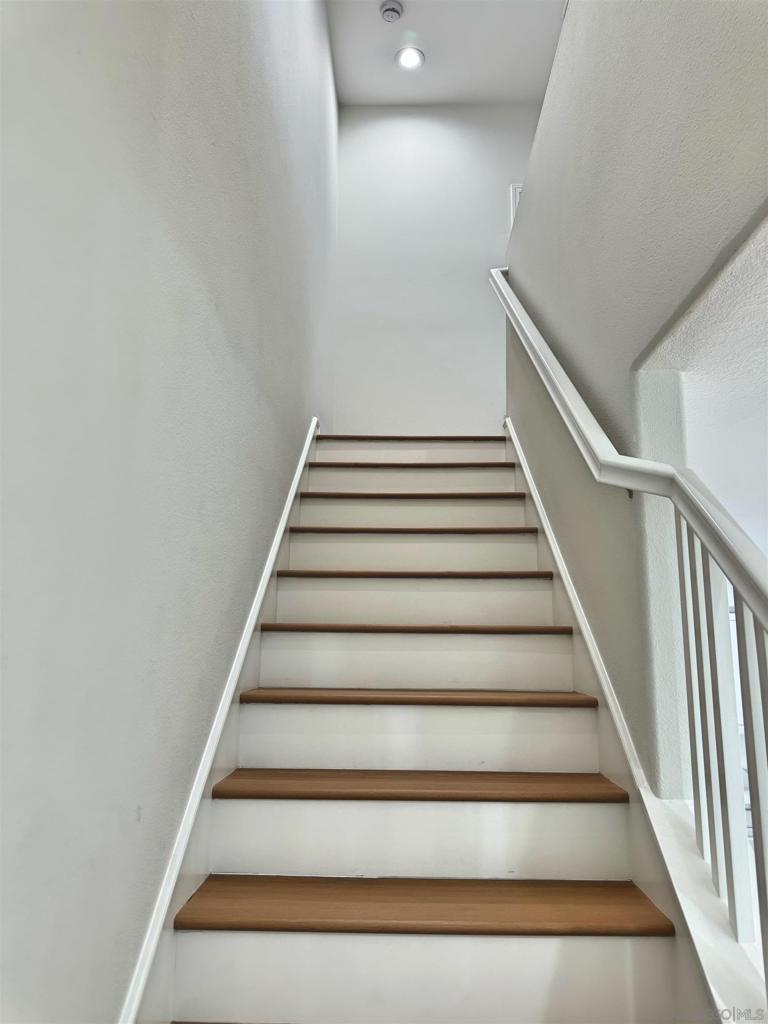 https://media.crmls.org/mediaz/cd123d0e-d769-4f1b-b076-432ec0824460.jpg?preset=X-Large