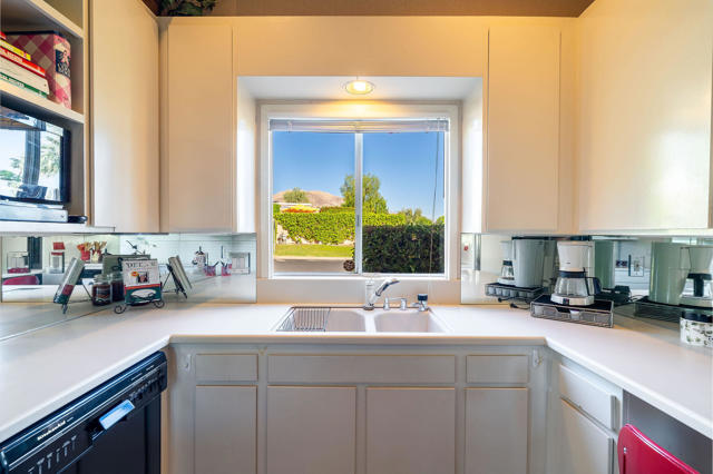 47212 Marrakesh Drive, Palm Desert CA: https://media.crmls.org/mediaz/cd13100c-f510-47c8-85bc-03b2cbf60bde.jpg