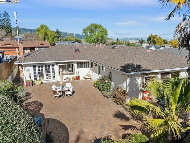 5720 San Juan Way, Pleasanton CA: https://media.crmls.org/mediaz/cd1438af-950f-45a4-80b1-6f71bc19685d.jpg