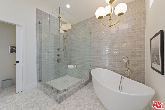 16724 Calle Arbolada, Pacific Palisades CA: https://media.crmls.org/mediaz/cd14c173-7338-4a57-bc36-9ac7b23579d8.jpg