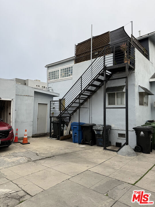 6640 Leland Way, Los Angeles CA: https://media.crmls.org/mediaz/cd15e7f2-0454-4554-8393-f6a92e8e751f.jpg