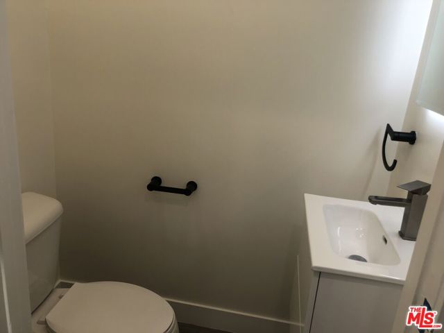 6900 Treasure Trail, Los Angeles CA: https://media.crmls.org/mediaz/cd162d31-c8aa-4965-ab96-15190684c16b.jpg
