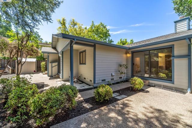 208 Heritage Ln, Pleasanton CA: https://media.crmls.org/mediaz/cd16b04f-821f-4e34-8774-577a23b51435.jpg