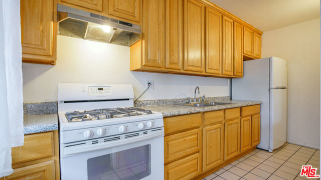 5342 Lexington Avenue, Los Angeles CA: https://media.crmls.org/mediaz/cd16f1cb-02fb-4e16-ad66-05c6dd041bd2.jpg