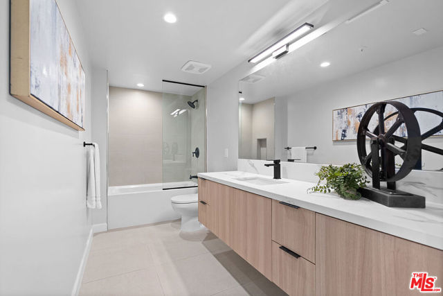 321 S Oxford Avenue, Los Angeles CA: https://media.crmls.org/mediaz/cd17242a-70ca-46d5-9cd3-d596f6947db9.jpg