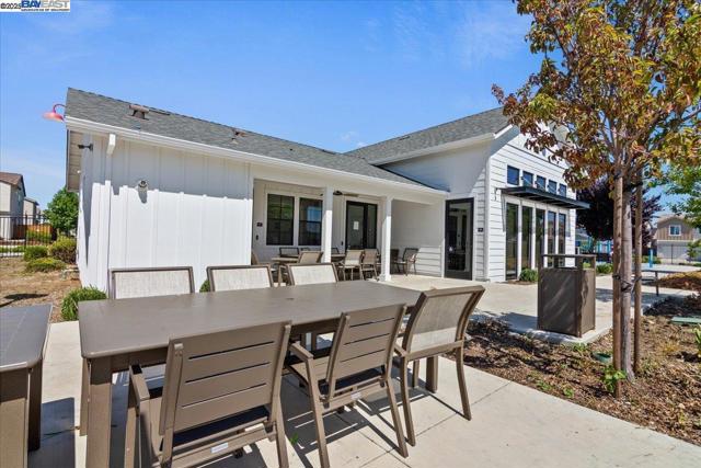 5352 Guenoc Valley Ln, Antioch CA: https://media.crmls.org/mediaz/cd17e5d9-d607-4fb7-920e-73e14789e91e.jpg