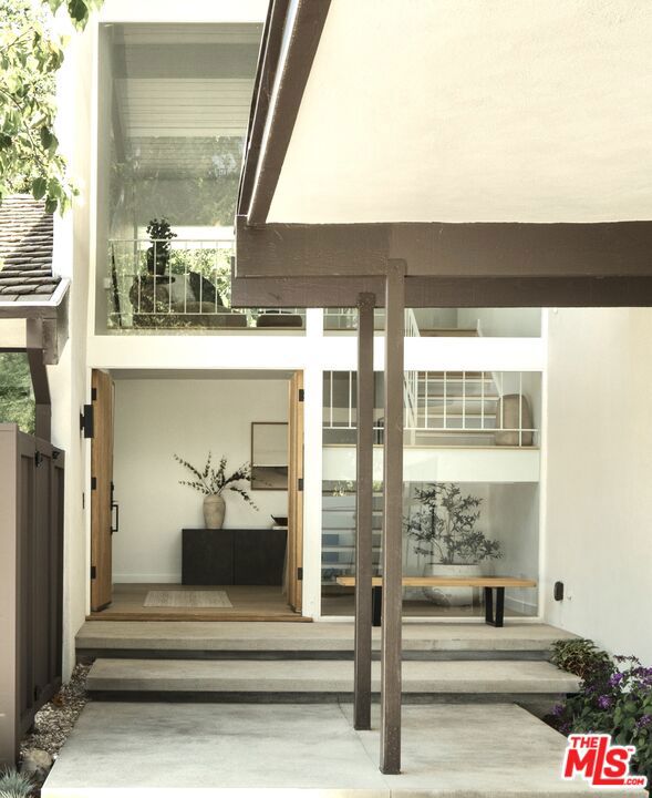 2313 Banyan Drive, Los Angeles CA: https://media.crmls.org/mediaz/cd184b71-4538-45dd-9c16-caecc9b794d7.jpg