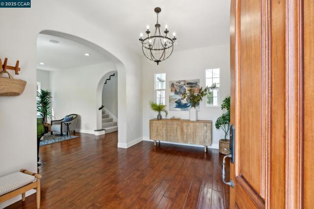 492 Calico Ct, San Ramon CA: https://media.crmls.org/mediaz/cd1886d0-c7c7-4074-94ab-c80770c0cb1d.jpg