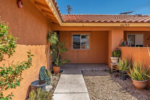 66765 Ironwood Drive, Desert Hot Springs CA: https://media.crmls.org/mediaz/cd193a2f-3354-4a9b-8cdd-32637db7ca68.jpg