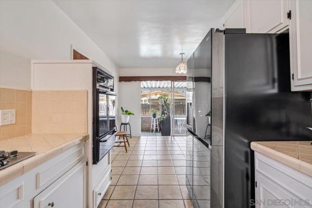 632 Sandalwood Dr, El Cajon CA: https://media.crmls.org/mediaz/cd19e0eb-14de-46c8-b9b5-5b8669f9c892.jpg