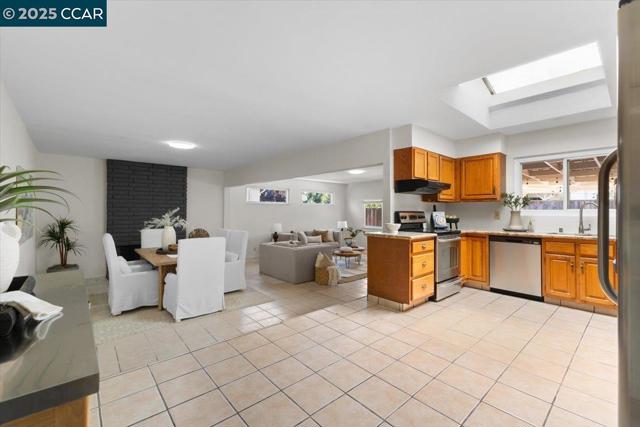 1578 Dianda Dr, Concord CA: https://media.crmls.org/mediaz/cd1b43d8-f954-4232-ad79-a4353c4c1aa1.jpg
