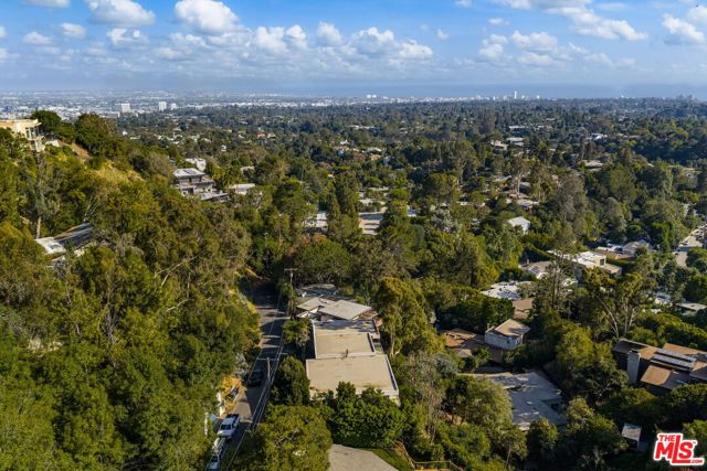 933 Bluegrass Lane, Los Angeles CA: https://media.crmls.org/mediaz/cd1c2587-baab-4f24-a813-3e3450421307.jpg