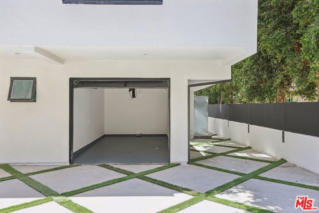 2111 1/2 Holly Drive, Los Angeles CA: https://media.crmls.org/mediaz/cd1c2d0f-b3b4-4619-bc94-221b20f799b4.jpg