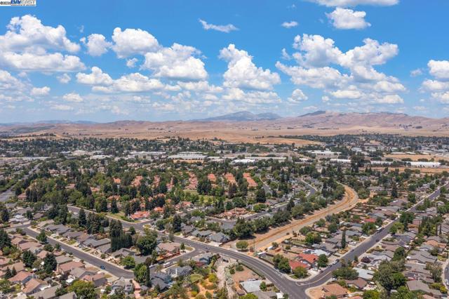 5221 Roxanne Ct, Livermore CA: https://media.crmls.org/mediaz/cd1cb108-e664-424e-b569-6e4ea5ae8482.jpg