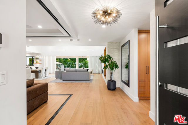 4961 Noeline Avenue, Encino CA: https://media.crmls.org/mediaz/cd1ccfae-0852-45d0-8648-80d0535fd2db.jpg