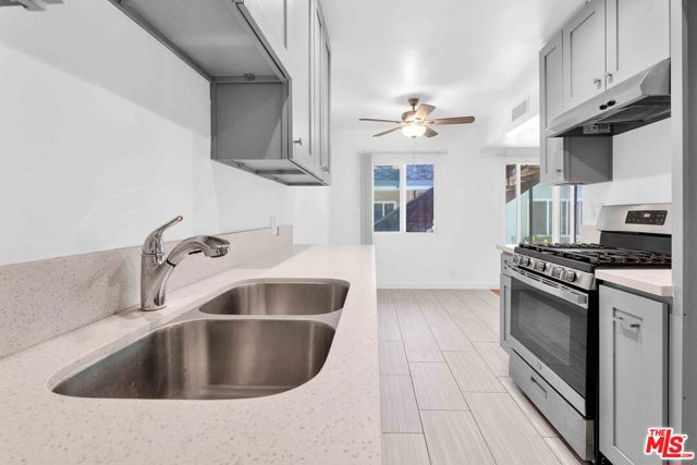 10235 S 10th Avenue, Inglewood CA: https://media.crmls.org/mediaz/cd1d27d0-5b3b-4236-afb0-9e0acf5dda55.jpg