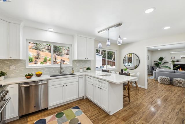 441 FOX HILLS COURT, Oakland CA: https://media.crmls.org/mediaz/cd1d6252-ab03-4e85-9e70-243295099832.jpg
