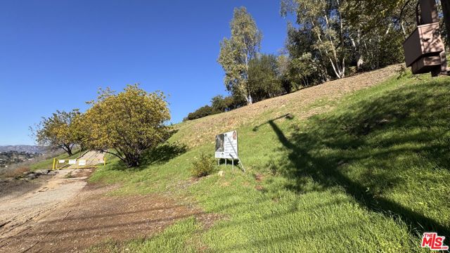 1 N Topanga Canyon Boulevard, Woodland Hills CA: https://media.crmls.org/mediaz/cd1e047a-b3c3-4766-8242-b14ef1183d37.jpg