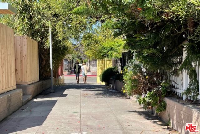 119 Paloma Avenue, Venice CA: https://media.crmls.org/mediaz/cd1e68a4-1b06-46e5-8b8d-3ad45b1cca0b.jpg