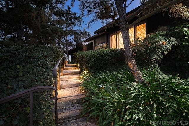 6346 Ridge Manor Avenue, San Diego CA: https://media.crmls.org/mediaz/cd1e8315-a256-494f-9d21-d2c29d3b39a9.jpg