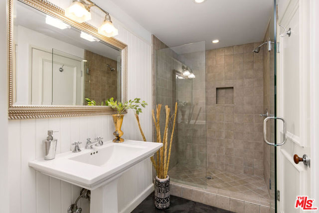 10155 Valley Spring Lane, Toluca Lake CA: https://media.crmls.org/mediaz/cd1f487b-a569-4004-bf19-77bfa9847e94.jpg