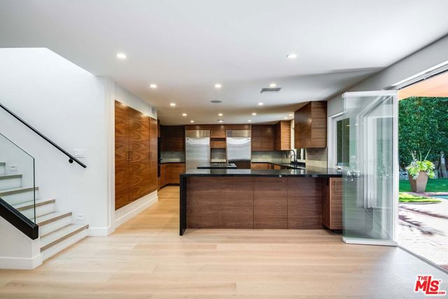 3201 Viola Place, Marina del Rey CA: https://media.crmls.org/mediaz/cd1f53e0-f2ee-4c36-9068-9fa2258f3393.jpg