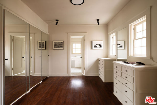 324 S Rimpau Boulevard, Los Angeles CA: https://media.crmls.org/mediaz/cd1f959c-6325-4d4b-95ca-2cb3628a82be.jpg