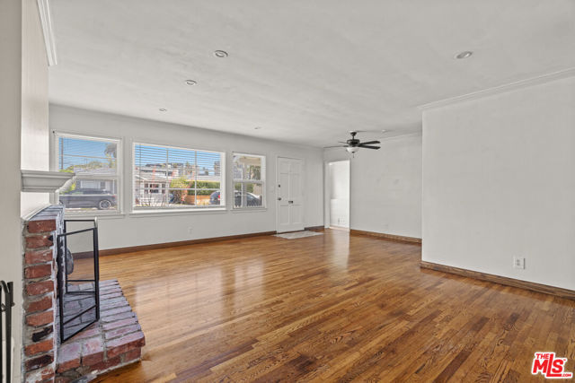 2421 Cloy Avenue, Venice CA: https://media.crmls.org/mediaz/cd210a98-66bb-4a17-a733-346a80115f1b.jpg