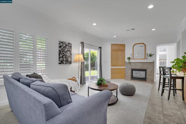 1109 Brittany Hills Ct, Martinez CA: https://media.crmls.org/mediaz/cd216104-5de9-4423-8791-9ad6e0107340.jpg