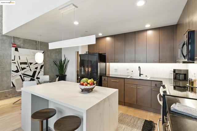 311 Oak St, Oakland CA: https://media.crmls.org/mediaz/cd22606a-3a2b-4e51-928b-efca89da5090.jpg