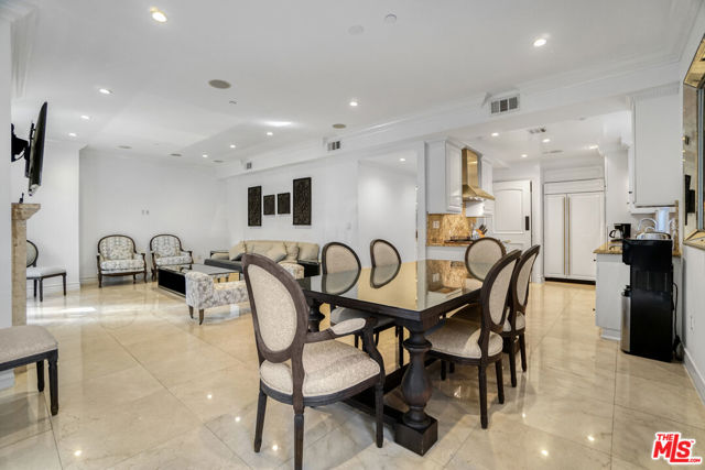 208 S Lasky Drive, Beverly Hills CA: https://media.crmls.org/mediaz/cd23c6bb-4be7-4951-829c-06fa21f12008.jpg