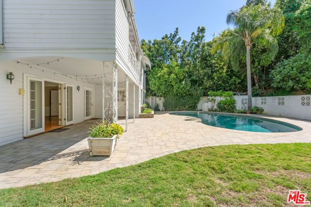 2427 Benedict Canyon Drive, Beverly Hills CA: https://media.crmls.org/mediaz/cd243bfb-c781-46ad-b096-8cc8de94afcc.jpg