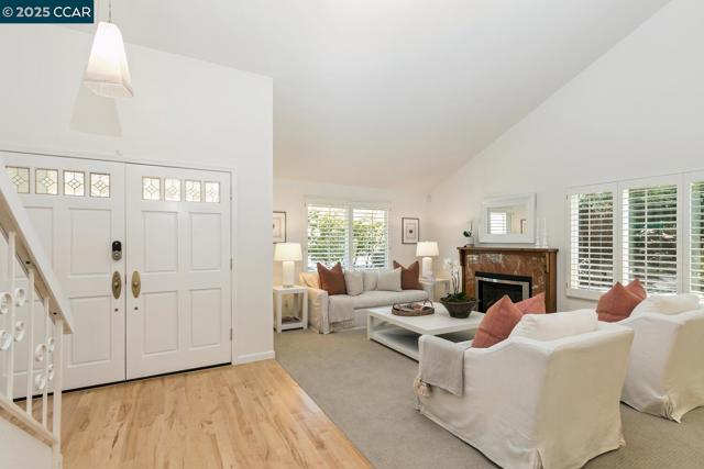 1555 Pebblebrook Ct, Walnut Creek CA: https://media.crmls.org/mediaz/cd243cf3-c9f7-4208-a4e5-cc27832b6b71.jpg