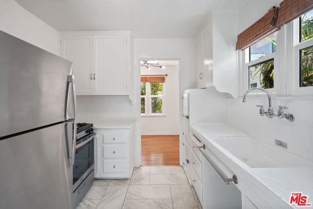 1027 12th Street, Santa Monica CA: https://media.crmls.org/mediaz/cd249ac7-0b34-4640-97cd-9d10fefaf810.jpg