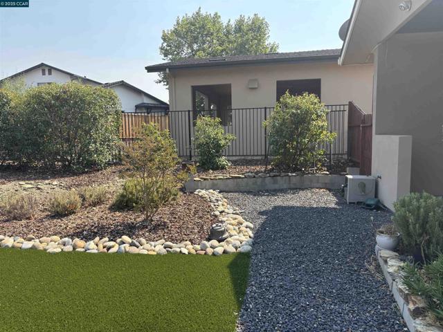 121 Blue Oak Ct, Copperopolis CA: https://media.crmls.org/mediaz/cd24ddf4-0d65-4f83-b8d1-bc05b0fd28ff.jpg