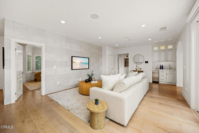 5008 La Canada Boulevard, La Canada Flintridge CA: https://media.crmls.org/mediaz/cd27804b-b218-4945-b922-33b24742edc5.jpg